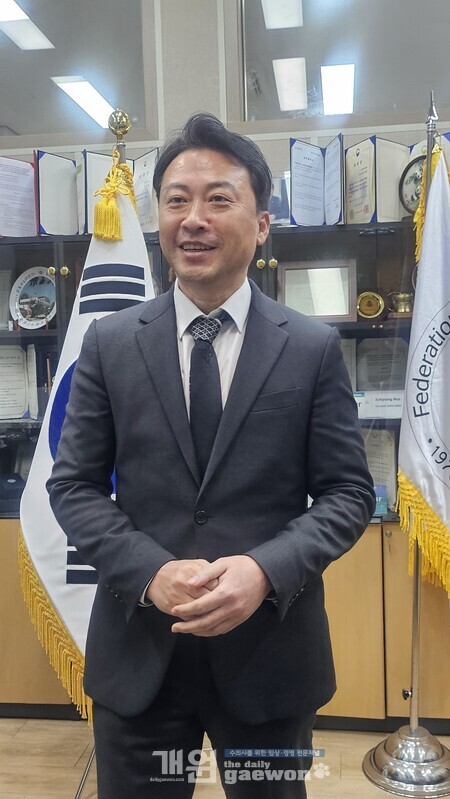 황정연 회장이 당선 소감을 말하고 있다.